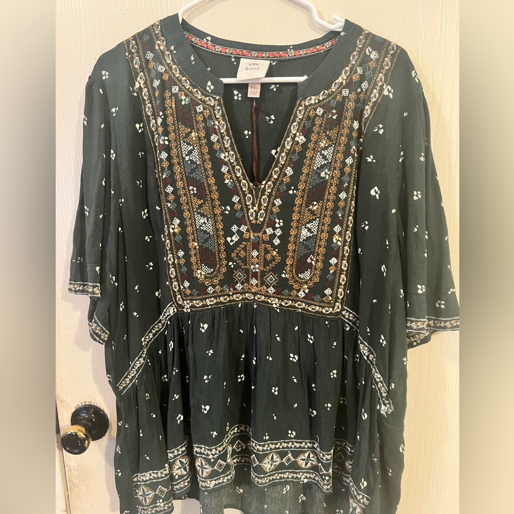 Knox Rose tunic shirt. Pet friendly smoke free